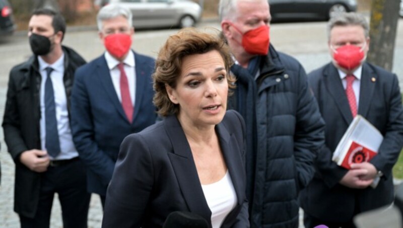 SPÖ-Chefin Pamela Rendi-Wagner (m.) sowie (v.l.) die Länderparteichefs Georg Dornauer (Tirol), Peter Kaiser (Kärnten), Franz Schnabl (NÖ) und Michael Ludwig (W) im Rahmen der Neujahrsklausur des SPÖ-Bundesparteipräsidiums (Bild: APA/ROLAND SCHLAGER)