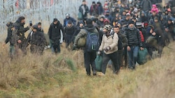 Migranten an der weißrussisch-polnischen Grenze im November 2021 (Bild: LEONID SHCHEGLOV)