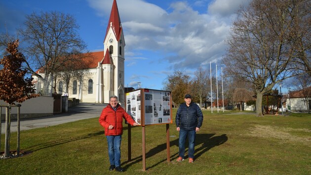 Bürgermeister Gerhard Zapfl (li.) und Initiator Michael Schmickl (re.) sind stolz auf die Geschichte ihres Dorfes. (Bild: Charlotte Titz)