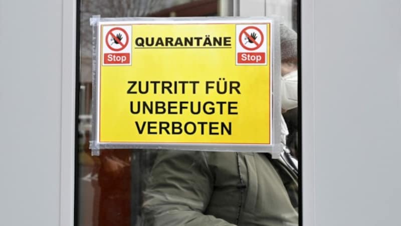 Die Wien Energie isoliert 50 Beschäftigte, um die Stromversorgung auch im Falle hoher Infektionszahlen aufrechterhalten zu können. Für die allgemeine Bevölkerung gibt es aber Rufe nach einer Lockerung der Isolation. (Bild: APA/Hans Punz)