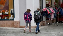 Die Schulen sollen am Montag wieder öffnen, Kinder sollen so lange wie möglich in Präsenz unterrichtet werden. (Bild: APA/BARBARA GINDL)