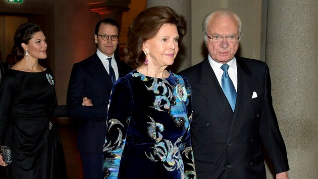 Carl Gustaf und Silvia begaben sich in häusliche Isolation (Bild: ASSOCIATED PRESS)