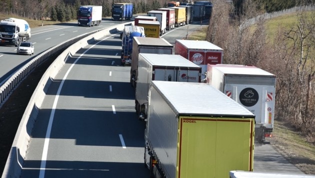 Der Lkw-Verkehr auf Brenner- und Inntalautobahn hat Vorkrisenniveau erreicht – allen Tiroler Maßnahmen zum Trotz. (Bild: ZOOM.TIROL)