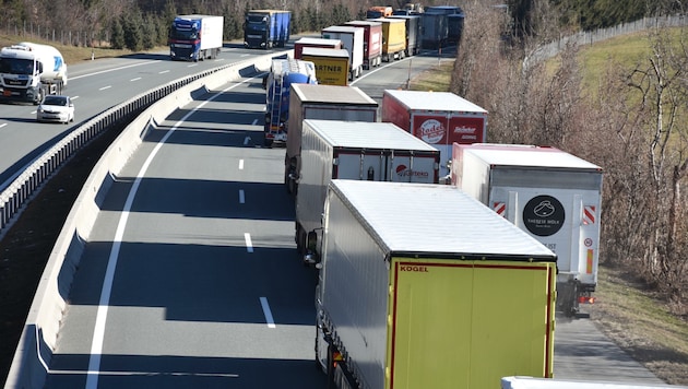 Der Lkw-Verkehr auf Brenner- und Inntalautobahn hat Vorkrisenniveau erreicht – allen Tiroler Maßnahmen zum Trotz. (Bild: ZOOM.TIROL)