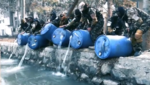 Das vom Taliban-Geheimdienst veröffentlichte Video zeigt Kämpfer, die Fässer mit Alkohol in einen Kanal leeren. (Bild: General Directorate of Intelligence)