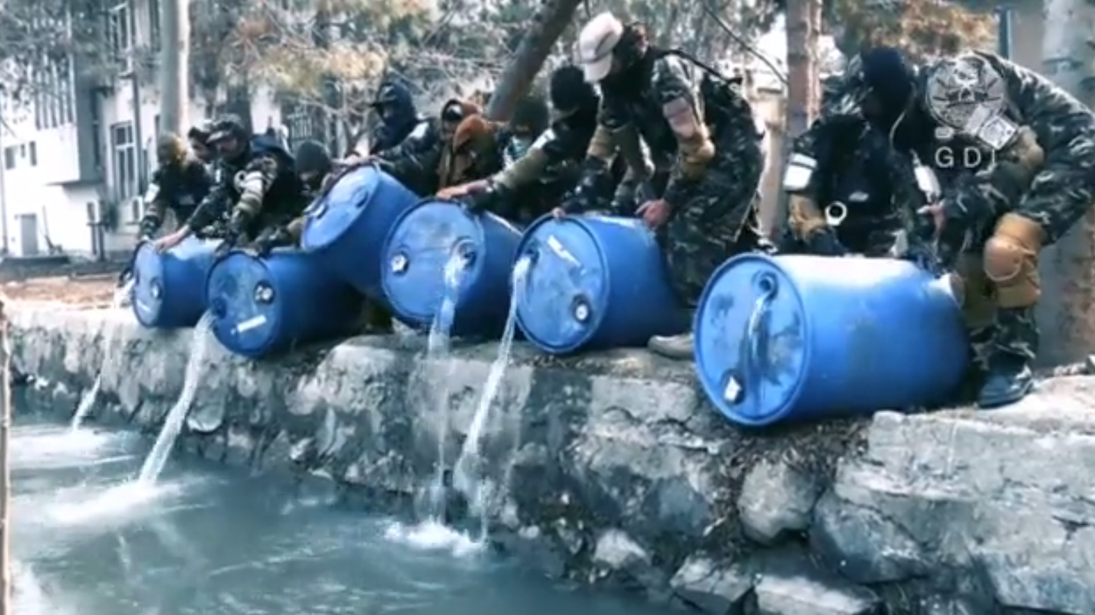 Das vom Taliban-Geheimdienst veröffentlichte Video zeigt Kämpfer, die Fässer mit Alkohol in einen Kanal leeren. (Bild: General Directorate of Intelligence)