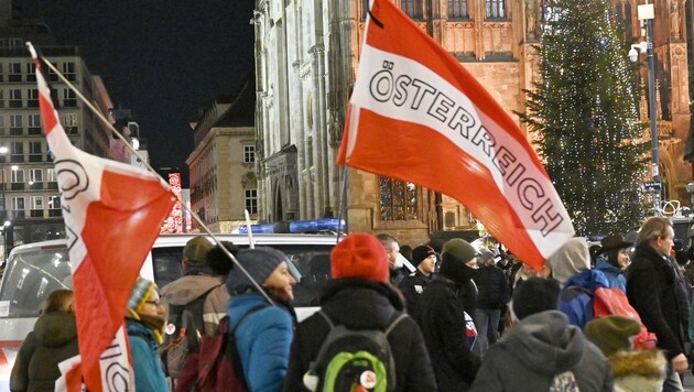 Einige Salzburger nehmen den Weg auf sich, um zu Demonstrationen nach Wien zu fahren. (Bild: HANZ PUNZ)