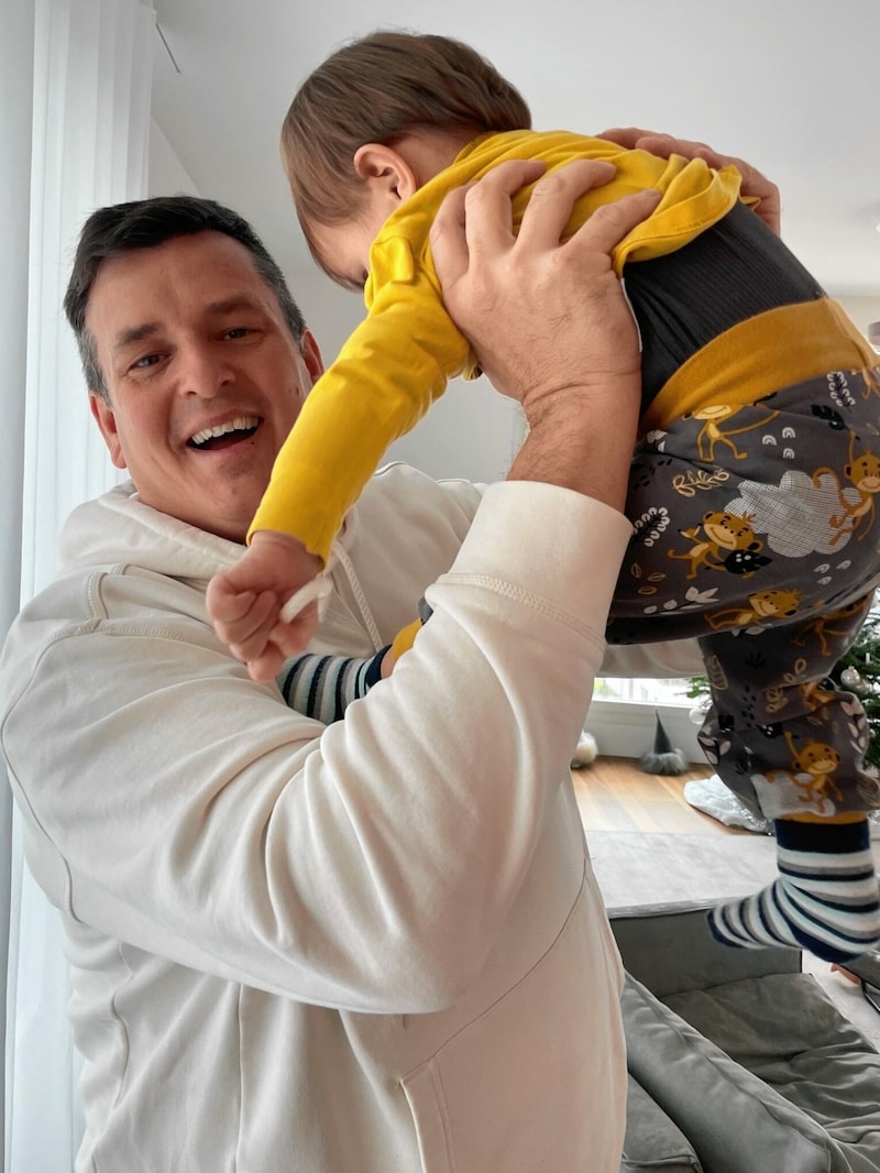 Stolzer Papa mit Sohn Luis (Bild: Copyright © 2022, Hammann.)