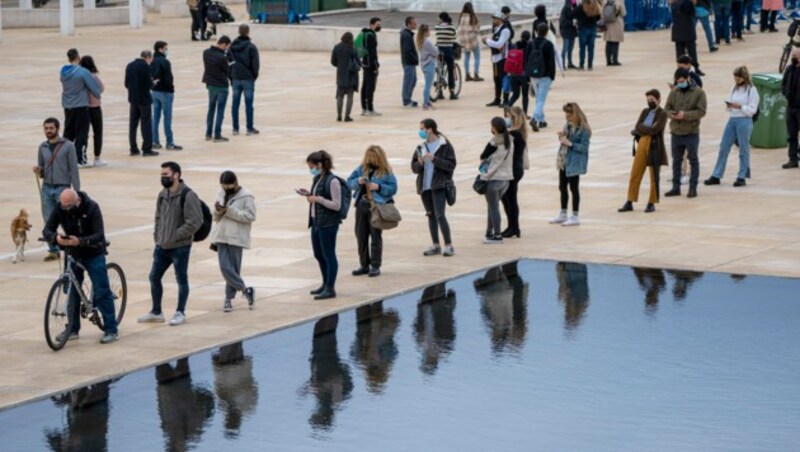 Menschen vor Teststationen in Israel. (Bild: AP Photo/Ariel Schalit)