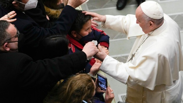 Papst Franziskus gilt als zugänglich und interagiert gerne mit Groß und Klein. (Bild: AP Photo/Alessandra Tarantino)