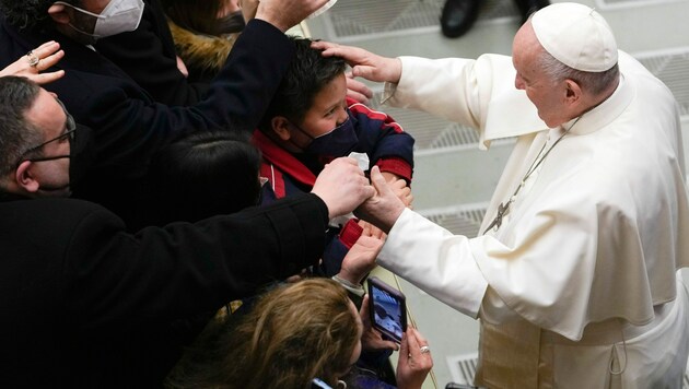 Papst Franziskus gilt als zugänglich und interagiert gerne mit Groß und Klein. (Bild: AP Photo/Alessandra Tarantino)