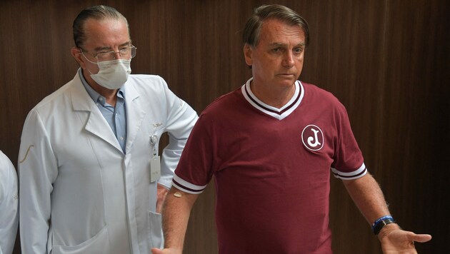 Bolsonaro mit einem seiner Ärzte (Bild: AFP)