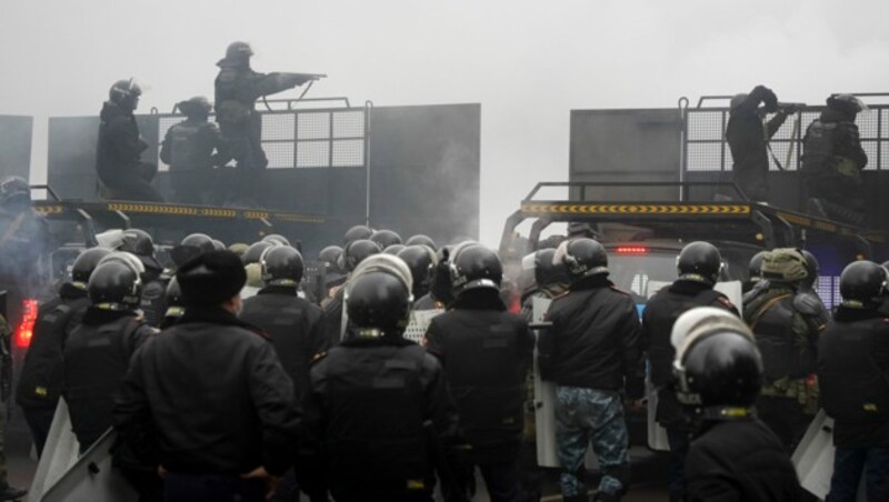 Die Polizei geht hart gegen Demonstranten vor, es gibt Hunderte Festnahmen. (Bild: AP)