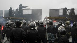 Die Polizei geht hart gegen Demonstranten vor, es gibt Hunderte Festnahmen. (Bild: AP)