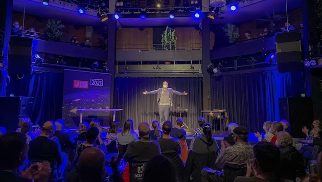 Markus Koschuh sorgt im Treibhaus mit seinem Jahresrückblick wie gewohnt für Stimmung und perfekte Unterhaltung. (Bild: Eva Müller)