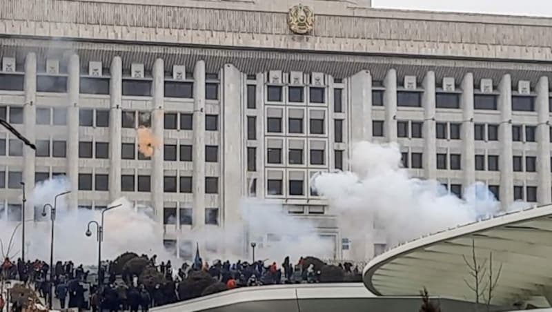 In Almaty stürmten Demonstranten das Rathaus, bei dem Gebäude waren daraufhin Flammen und Rauch zu sehen. (Bild: APA/AFP)