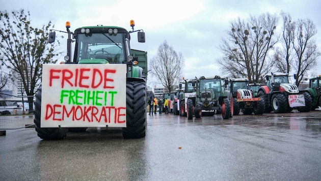 Der Traktor-Korso durch die Linzer Innenstadt wurde untersagt. Corona-Maßnahmenkritiker mussten zu Fuß gegen die Impfpflicht protestieren. (Bild: Einöder Horst)