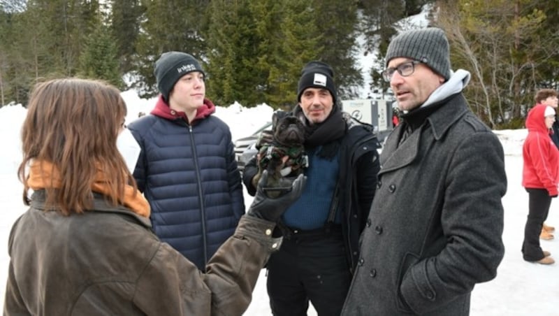 Kameramann Simon Baumgartner, Regisseur Renée Rebeiz sowie der Tiroler Produzent Mario Dengler (von links) am Drehset in der Leutasch. (Bild: Fischer Andreas)