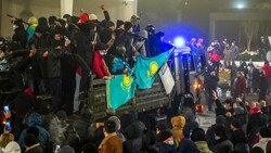 Seit Tagen gibt es wütende Proteste in Kasachstan. (Bild: APA/AFP/Abduaziz MADYAROV)