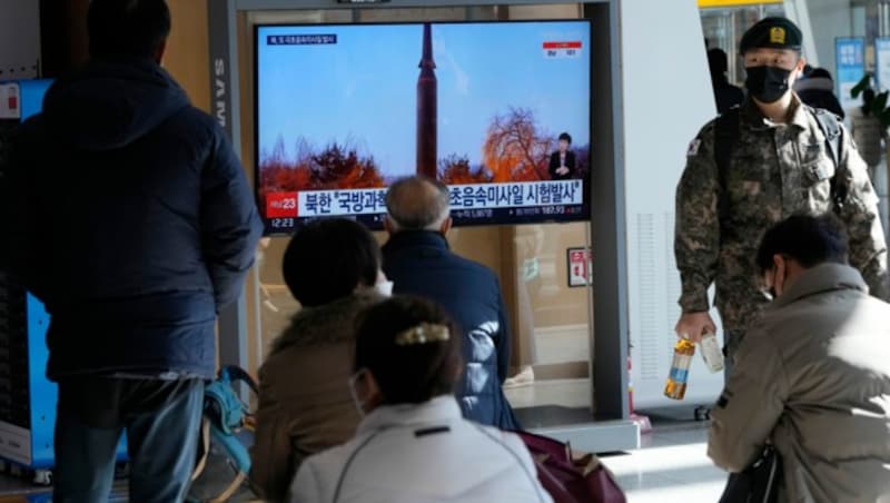 Menschen verfolgen am Bahnhof von Seoul Fernsehnachrichten zum Raketentest. (Bild: AP)