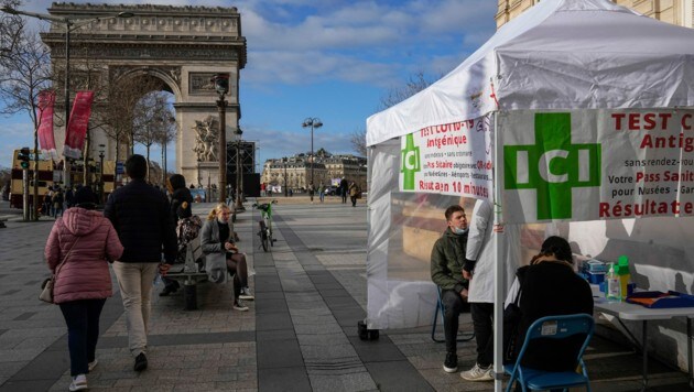 Teststation in Paris: Ein negativer Corona-Test soll an vielen Orten bald nicht mehr für den Zutritt reichen. (Bild: AP)