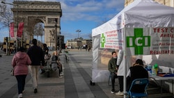 Teststation in Paris: Ein negativer Corona-Test soll an vielen Orten bald nicht mehr für den Zutritt reichen. (Bild: AP)
