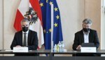 Bundeskanzler Karl Nehammer und Vizekanzler Werner Kogler bei den Beratungen (Bild: APA/HANS PUNZ)