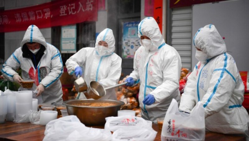 In der im Lockdown befindlichen Stadt Xi‘an wird Essen verteilt. (Bild: APA/Zhang Bowen/Xinhua via AP)