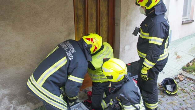Geschickt und professionell öffneten Florianis die Eingangstür (Bild: oder Feuerwehr Waidhofen an der Thaya)