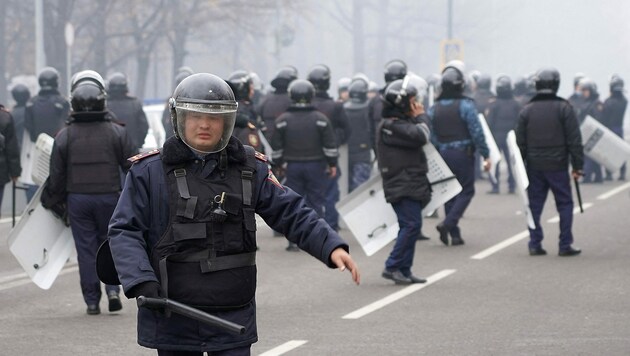 Der Aufstand wird mit Gewalt niedergeschlagen in Kasachstan. Aber das Volk hat nun offenbar genug. (Bild: APA/AFP/Abduaziz MADYAROV)