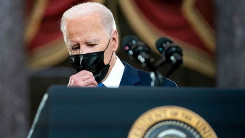 Präsident Joe Biden vor seiner Rede anlässlich des Jahrestags der Erstürmung des Kapitols (Bild: AP)