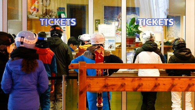 Ski-Fans nehmen Wartezeiten wegen 2G-Nachweispflicht in Kauf (Bild: Gerhard Schiel)