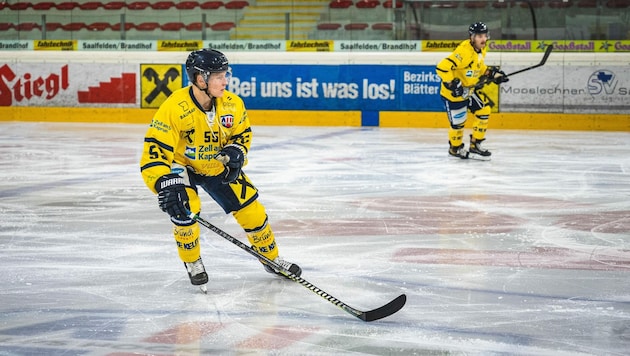 Die Zeller Eisbären (im Bild Maximilian Egger) konnten in Sterzing ihren dritten Sieg in Serie einfahren. (Bild: Johannes Radlwimmer)