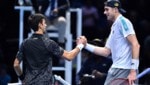 Novak Djokovic (li.) und John Isner (Bild: APA/AFP/Glyn KIRK)