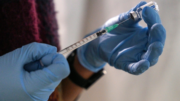 Hat der Tod eines Kärntners nach der Booster-Impfung strafrechtliche Folgen? (Bild: AP)