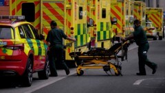 Nachdem ihnen in einem Krankenhaus nicht geholfen wurde, hat ein britisches Paar ihr totes Baby nach einer Fehlgeburt vorerst im Kühlschrank aufbewahrt (Symbolbild). (Bild: AP)