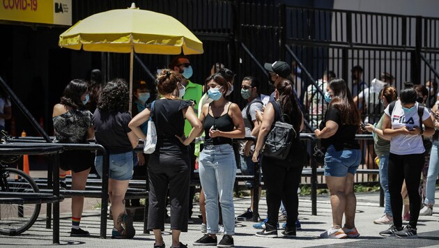 Menschen in Buenos Aires warten vor einer Teststation darauf, auf Covid-19 getestet zu werden. (Bild: AFP/Alejandro Pagni)