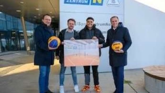 Basketball steht hoch im Kurs: Bürgermeister Matthias Stadler, Johannes Wiesmann, Nationalteamspieler Nico Kaltenbrunner und Sportlandesrat Jochen Danninger. (Bild: NLK Burchhart)
