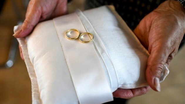 Rita Knepper hält die im Sperrmüll gefundenen Eheringe ihrer Eltern in der Hand. (Bild: APA/dpa/Roberto Pfeil)
