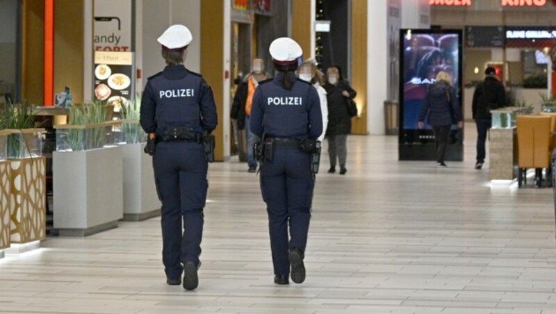 Die Polizei will bei ihren Kontrollen der neuen Maßnahmen auf Prävention und Dialog setzen. (Bild: APA/HANS PUNZ)