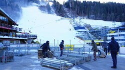 Im Zielstadion der Planai wird vor dem Weltcup-Doppel bereits eifrig gearbeitet. (Bild: Pail Sepp)