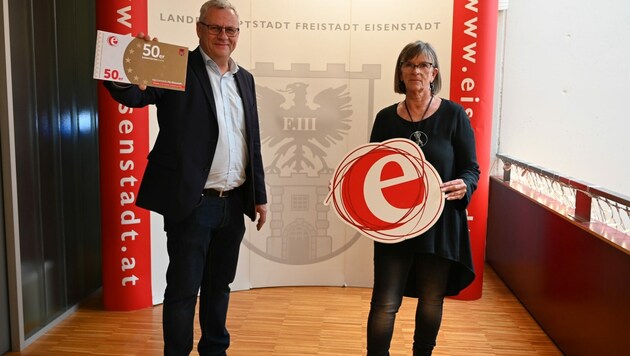Bürgermeister Thomas Steiner und Andrea Zänglein, Obfrau des Sozialausschusses, präsentierten den Sonderbonus. (Bild: Stadtgemeinde Eisenstadt)