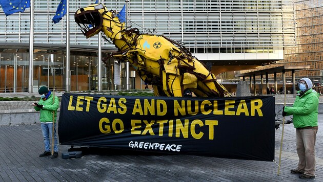 Greenpeace-Protest gegen Kernkraft und Erdgas in Brüssel (Bild: APA/AFP/JOHN THYS)