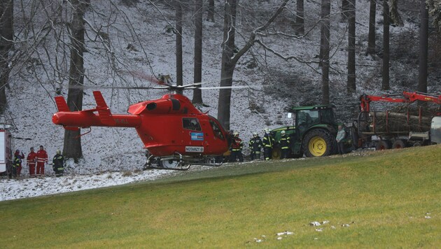 Der schwer verletzte Forstarbeiter wurde per Rettungshelikopter ins Spital geflogen. (Bild: laumat.at/Matthias Lauber)