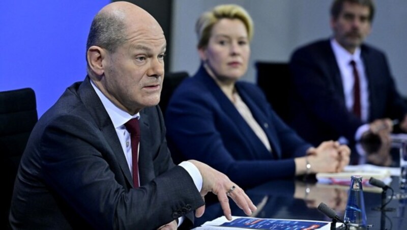 Bundeskanzler Olaf Scholz bei der Verkündung der neuen Maßnahmen gegen die Omikron-Welle (Bild: APA/AFP/POOL/John MACDOUGALL)