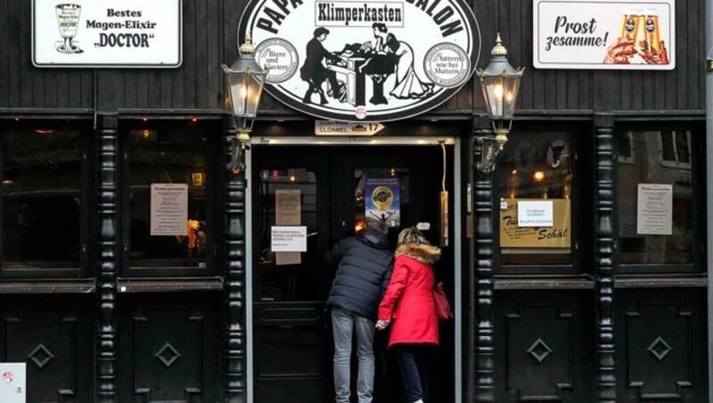 In Restaurants soll es Ausnahmen der Maskenpflicht für Geimpfte, Getestete und Genesene geben (Archivbild). (Bild: AP)