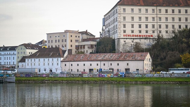Was passiert mit dem alten Salzstadl unterhalb des Schlosses, der aktuell um 4,9 Millionen Euro zum Verkauf steht? (Bild: Alexander Schwarzl)