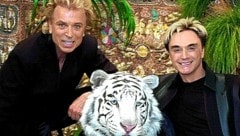 Siegfried und Roy mit ihrem Tiger „Montecore“ (Bild: AP)