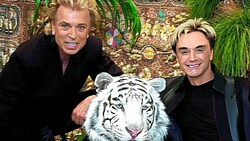 Siegfried und Roy mit ihrem Tiger „Montecore“ (Bild: AP)