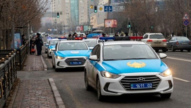 Kasachische Polizei blockiert eine Straße in Almaty. (Bild: APA/AFP/Alexandr BOGDANOV)